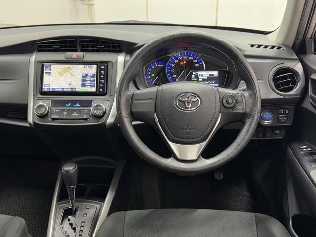 カローラフィールダー ハイブリッド　ＥＸ　衝突軽減　地デジＴＶ　スマートキー＆プッシュスタート　サイドエアバック　ドラレコ　アイドリングストップ　オートエアコン　横滑り防止装置　ナビＴＶ　ＥＴＣ　キーレス　メモリーナビ　記録簿　ＤＶＤ再生（4枚目）