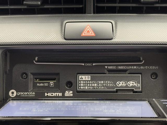 カローラフィールダー ハイブリッド　ＥＸ　衝突軽減　地デジＴＶ　スマートキー＆プッシュスタート　サイドエアバック　ドラレコ　アイドリングストップ　オートエアコン　横滑り防止装置　ナビＴＶ　ＥＴＣ　キーレス　メモリーナビ　記録簿　ＤＶＤ再生（7枚目）