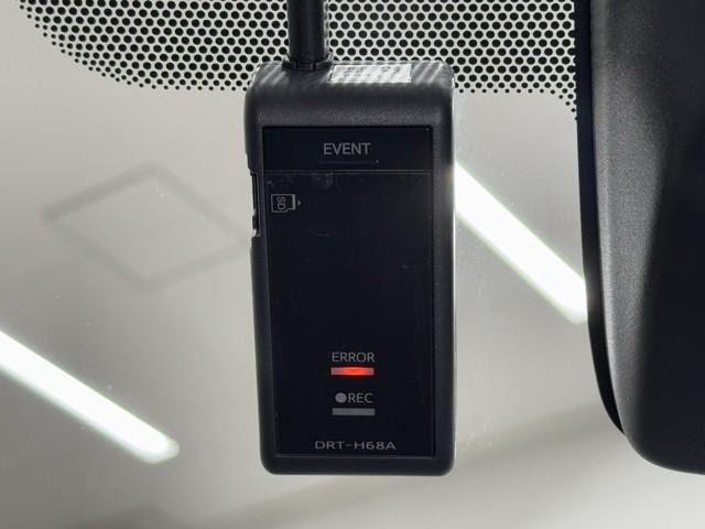 カローラフィールダー ハイブリッド　ＥＸ　衝突軽減　地デジＴＶ　スマートキー＆プッシュスタート　サイドエアバック　ドラレコ　アイドリングストップ　オートエアコン　横滑り防止装置　ナビＴＶ　ＥＴＣ　キーレス　メモリーナビ　記録簿　ＤＶＤ再生（8枚目）