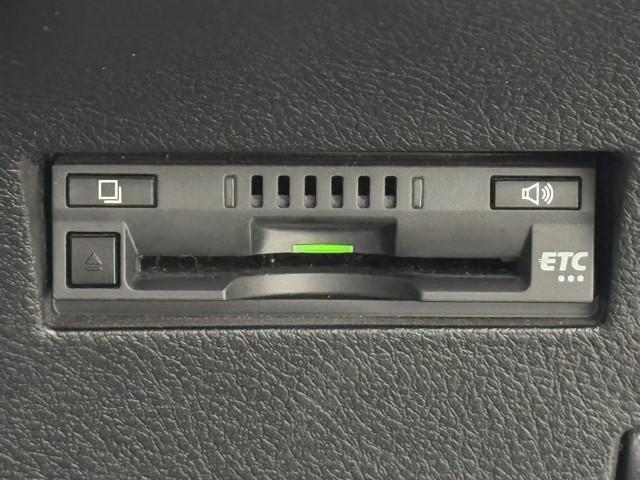 カローラフィールダー ハイブリッド　ＥＸ　衝突軽減　地デジＴＶ　スマートキー＆プッシュスタート　サイドエアバック　ドラレコ　アイドリングストップ　オートエアコン　横滑り防止装置　ナビＴＶ　ＥＴＣ　キーレス　メモリーナビ　記録簿　ＤＶＤ再生（10枚目）