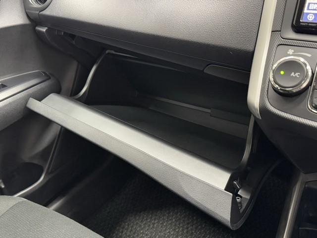 カローラフィールダー ハイブリッド　ＥＸ　衝突軽減　地デジＴＶ　スマートキー＆プッシュスタート　サイドエアバック　ドラレコ　アイドリングストップ　オートエアコン　横滑り防止装置　ナビＴＶ　ＥＴＣ　キーレス　メモリーナビ　記録簿　ＤＶＤ再生（11枚目）