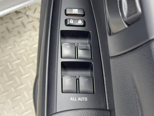 カローラフィールダー ハイブリッド　ＥＸ　衝突軽減　地デジＴＶ　スマートキー＆プッシュスタート　サイドエアバック　ドラレコ　アイドリングストップ　オートエアコン　横滑り防止装置　ナビＴＶ　ＥＴＣ　キーレス　メモリーナビ　記録簿　ＤＶＤ再生（12枚目）