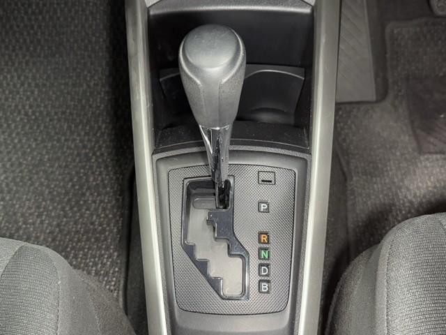 カローラフィールダー ハイブリッド　ＥＸ　衝突軽減　地デジＴＶ　スマートキー＆プッシュスタート　サイドエアバック　ドラレコ　アイドリングストップ　オートエアコン　横滑り防止装置　ナビＴＶ　ＥＴＣ　キーレス　メモリーナビ　記録簿　ＤＶＤ再生（13枚目）