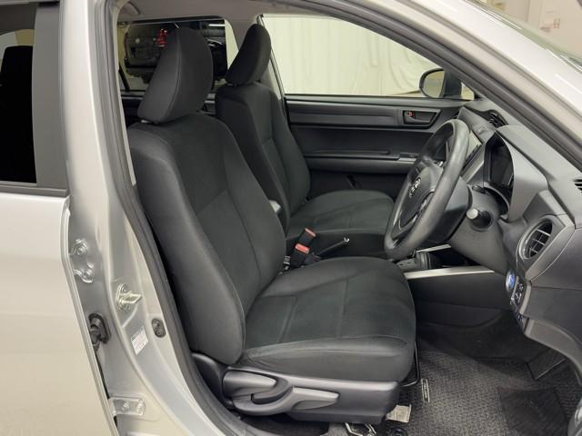 カローラフィールダー ハイブリッド　ＥＸ　衝突軽減　地デジＴＶ　スマートキー＆プッシュスタート　サイドエアバック　ドラレコ　アイドリングストップ　オートエアコン　横滑り防止装置　ナビＴＶ　ＥＴＣ　キーレス　メモリーナビ　記録簿　ＤＶＤ再生（15枚目）