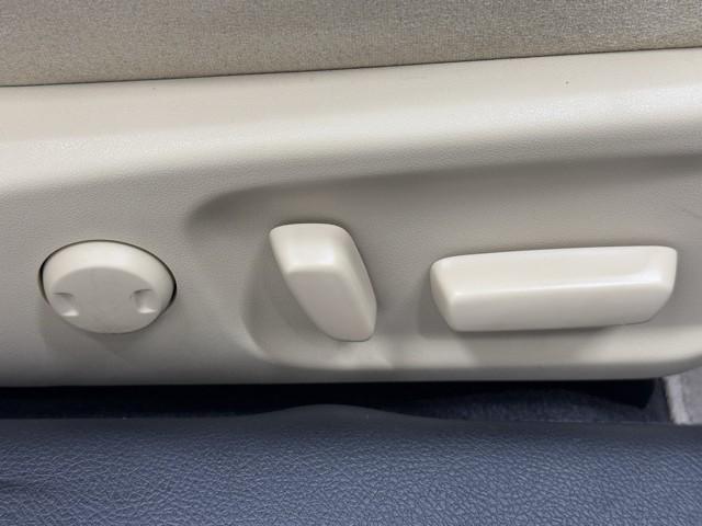 クラウンハイブリッド ロイヤルサルーン 点検記録簿 1オーナー車 フルセグテレビ Bカメラ DVD再生機能 盗難防止システム スマキー オートクルーズコントロール 電動パワーシート ESC ETC付き アイスト アルミホイール エアコン(13枚目)