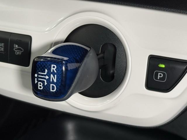 プリウス Ｓセーフティプラス　衝突回避システム　Ｂモニター　ドラレコ付き　定期点検記録簿　ＬＥＤライト　クルコン　ＥＴＣ装備　スマートＫＥＹ　ナビＴＶ　イモビライザー　横滑り防止機能　ＰＷ　カーテンエアバッグ　キーレスエントリー（14枚目）