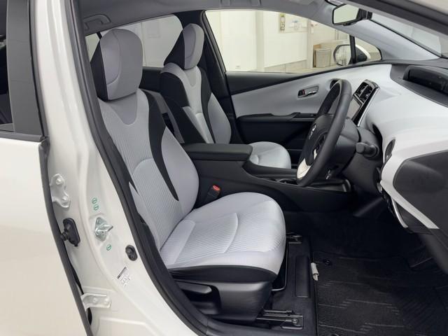 プリウス Ｓセーフティプラス　衝突回避システム　Ｂモニター　ドラレコ付き　定期点検記録簿　ＬＥＤライト　クルコン　ＥＴＣ装備　スマートＫＥＹ　ナビＴＶ　イモビライザー　横滑り防止機能　ＰＷ　カーテンエアバッグ　キーレスエントリー（18枚目）