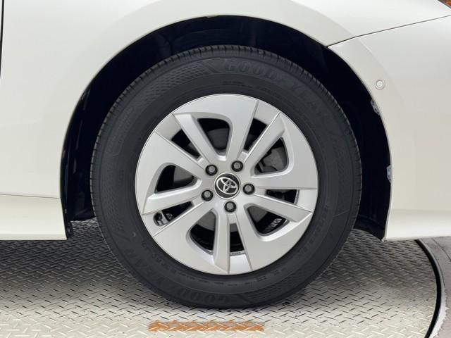 プリウス Ｓセーフティプラス　衝突回避システム　Ｂモニター　ドラレコ付き　定期点検記録簿　ＬＥＤライト　クルコン　ＥＴＣ装備　スマートＫＥＹ　ナビＴＶ　イモビライザー　横滑り防止機能　ＰＷ　カーテンエアバッグ　キーレスエントリー（22枚目）