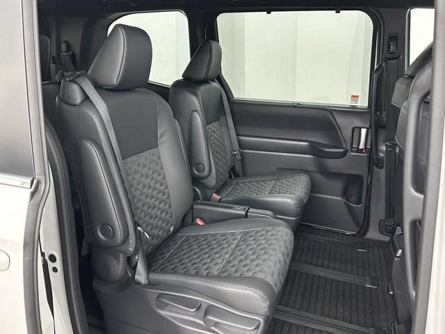 ヴォクシー ハイブリッドＳ－Ｚ　パワーウィンドウ　ＤＶＤ再生機能　インテリキー　横滑防止装置　地デジＴＶ　アクティブクルーズコントロール　フルオートエアコン　リアカメラ　エアバッグ　ＡＢＳ　１００Ｖ充電　ナビＴＶ　ＷＡＣ　キーレス（18枚目）