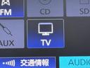 ハイブリッド　盗難防止　衝突被害軽減　ワンセグＴＶ　パワーウインドウ　サイドカーテンエアバック　エコアイドル　両席エアバック　フルオートエアコン　バックカメラ　ＡＵＸ接続　キーレスエントリー　運転席エアバッグ(7枚目)