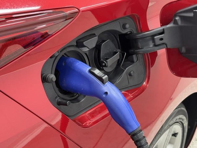 プリウスＰＨＶ Ａプレミアムナビパッケージ　レザーシート　ＡＣ１００Ｖ電源　バックカメラ　ＬＥＤヘッド　クルーズコントロール　ナビＴＶ　１オーナー　ＥＴＣ　ドラレコ　スマートキー　メモリーナビ　アイドリングストップ　アルミホイール　エアバッグ（19枚目）