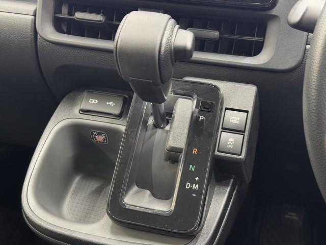 シエンタ Ｇ　クルーズＣ　盗難防止システム　試乗車　Ｗ電動ドア　ＬＥＤ　バックガイドモニター　ドライブレコーダー　フルセグＴＶ　ＡＡＣ　ＥＴＣ車載器　ＰＳ　エアＢ　ＰＷ　３列シート　キーフリー　ウォークスルー（9枚目）