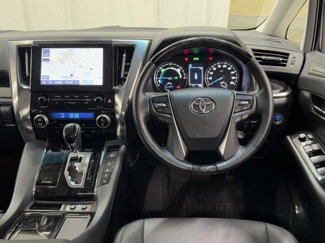 アルファードハイブリッド ＳＲ　Ｃパッケージ　カーナビ　点検記録簿　サンル－フ　バックモニター　オートエアコン　ＬＥＤ　横滑り防止機能　ＡＢＳ　イモビ　ＡＣ１００Ｖ電源　アルミ　ドライブレコーダー　４ＷＤ　ミュージックプレイヤー接続可　３列シート（4枚目）