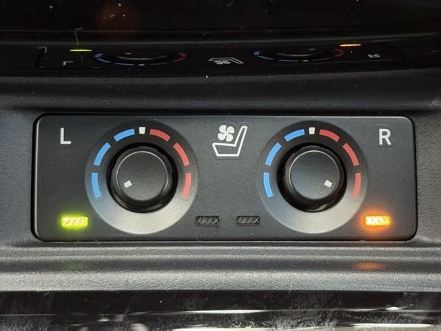 アルファードハイブリッド ＳＲ　Ｃパッケージ　カーナビ　点検記録簿　サンル－フ　バックモニター　オートエアコン　ＬＥＤ　横滑り防止機能　ＡＢＳ　イモビ　ＡＣ１００Ｖ電源　アルミ　ドライブレコーダー　４ＷＤ　ミュージックプレイヤー接続可　３列シート（14枚目）