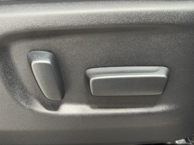 アルファードハイブリッド ＳＲ　Ｃパッケージ　カーナビ　点検記録簿　サンル－フ　バックモニター　オートエアコン　ＬＥＤ　横滑り防止機能　ＡＢＳ　イモビ　ＡＣ１００Ｖ電源　アルミ　ドライブレコーダー　４ＷＤ　ミュージックプレイヤー接続可　３列シート（15枚目）