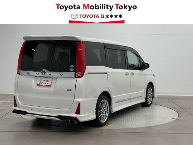 ヴォクシー ハイブリッドＺＳ　煌ＩＩＩ　ドライブレコーダ　アイドリングストップ　地デジＴＶ　リヤカメラ　Ｗエアコン　スマートキー　ミュージックプレイヤー接続可　ＤＶＤ再生可　クルコン　ＶＳＣ　キーレス　アルミホイール　ナビ＆ＴＶ　ＥＴＣ（2枚目）