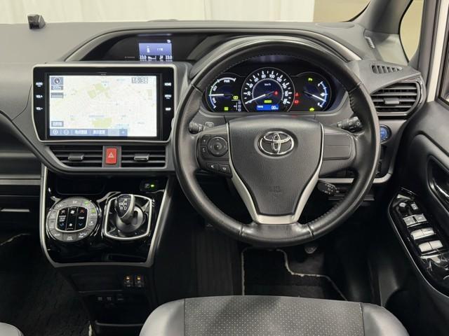 ヴォクシー ハイブリッドＺＳ　煌ＩＩＩ　ドライブレコーダ　アイドリングストップ　地デジＴＶ　リヤカメラ　Ｗエアコン　スマートキー　ミュージックプレイヤー接続可　ＤＶＤ再生可　クルコン　ＶＳＣ　キーレス　アルミホイール　ナビ＆ＴＶ　ＥＴＣ（4枚目）