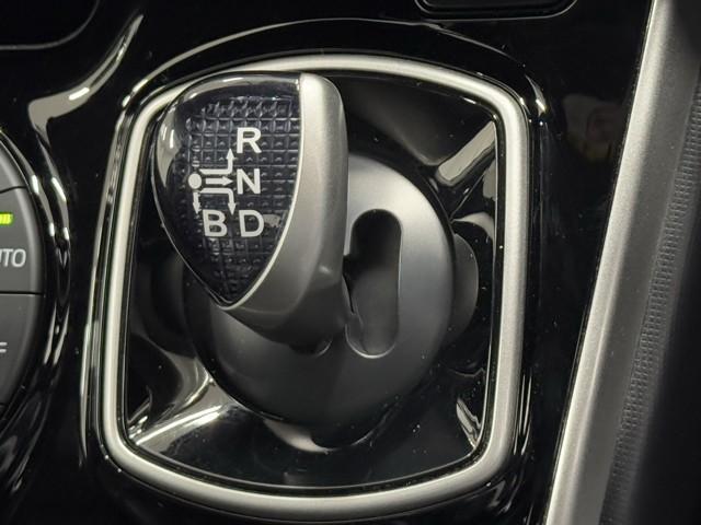 ヴォクシー ハイブリッドＺＳ　煌ＩＩＩ　ドライブレコーダ　アイドリングストップ　地デジＴＶ　リヤカメラ　Ｗエアコン　スマートキー　ミュージックプレイヤー接続可　ＤＶＤ再生可　クルコン　ＶＳＣ　キーレス　アルミホイール　ナビ＆ＴＶ　ＥＴＣ（10枚目）