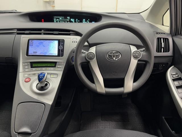 プリウス Ｓ　アイドリングストップ搭載　Ｂモニタ－　フルセグ地デジ　ＡＵＸ接続可　インテリキー　デュアルエアバック　エアＢ　イモビライザー　ドライブレコ－ダ－　ＤＶＤ再生可能　ナビＴＶ　ＡＵＴＯエアコン　ＥＴＣ装備（4枚目）