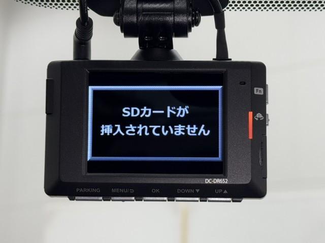 プリウス Ｓ　アイドリングストップ搭載　Ｂモニタ－　フルセグ地デジ　ＡＵＸ接続可　インテリキー　デュアルエアバック　エアＢ　イモビライザー　ドライブレコ－ダ－　ＤＶＤ再生可能　ナビＴＶ　ＡＵＴＯエアコン　ＥＴＣ装備（8枚目）