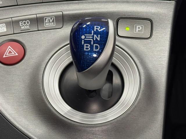 プリウス Ｓ　アイドリングストップ搭載　Ｂモニタ－　フルセグ地デジ　ＡＵＸ接続可　インテリキー　デュアルエアバック　エアＢ　イモビライザー　ドライブレコ－ダ－　ＤＶＤ再生可能　ナビＴＶ　ＡＵＴＯエアコン　ＥＴＣ装備（13枚目）