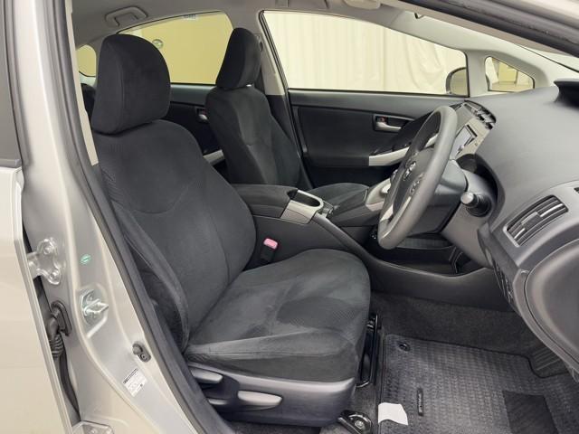 プリウス Ｓ　アイドリングストップ搭載　Ｂモニタ－　フルセグ地デジ　ＡＵＸ接続可　インテリキー　デュアルエアバック　エアＢ　イモビライザー　ドライブレコ－ダ－　ＤＶＤ再生可能　ナビＴＶ　ＡＵＴＯエアコン　ＥＴＣ装備（14枚目）