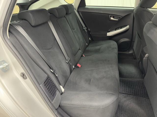 プリウス Ｓ　アイドリングストップ搭載　Ｂモニタ－　フルセグ地デジ　ＡＵＸ接続可　インテリキー　デュアルエアバック　エアＢ　イモビライザー　ドライブレコ－ダ－　ＤＶＤ再生可能　ナビＴＶ　ＡＵＴＯエアコン　ＥＴＣ装備（15枚目）