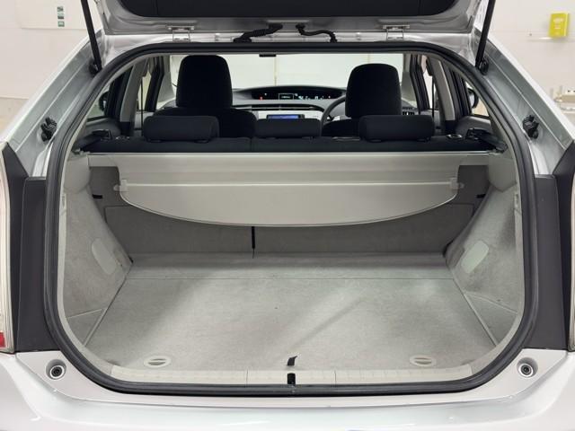 プリウス Ｓ　アイドリングストップ搭載　Ｂモニタ－　フルセグ地デジ　ＡＵＸ接続可　インテリキー　デュアルエアバック　エアＢ　イモビライザー　ドライブレコ－ダ－　ＤＶＤ再生可能　ナビＴＶ　ＡＵＴＯエアコン　ＥＴＣ装備（16枚目）