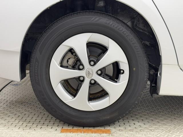 プリウス Ｓ　アイドリングストップ搭載　Ｂモニタ－　フルセグ地デジ　ＡＵＸ接続可　インテリキー　デュアルエアバック　エアＢ　イモビライザー　ドライブレコ－ダ－　ＤＶＤ再生可能　ナビＴＶ　ＡＵＴＯエアコン　ＥＴＣ装備（17枚目）