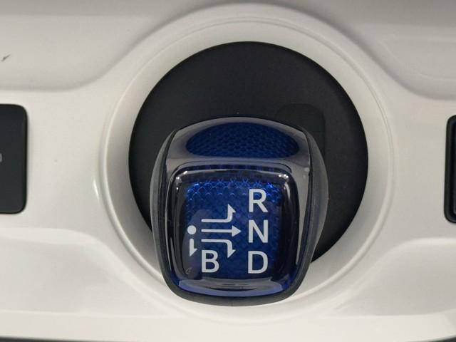 プリウス Aプレミアム ツーリングセレクション 横滑り防止機能 皮シート 運転席パワーシート エアコン パワーウィンドウ ナビ&TV アイドリングストップ LEDライト 盗難防止装置 スマートキー&プッシュスタート キーレス ETC アルミホイール(10枚目)