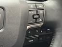 クルーズコントロール機能が付いています。　速度を設定するとアクセルを踏まなくても一定の速度で走ることができます。　　高速道路ではとても便利な装置なんです。