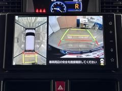 パノラミックビューモニターシステムが付いているので車の上から見た映像が確認できますよ。　一目で車両周辺の情報を確認できますが、直接安全をご確認下さい。 5