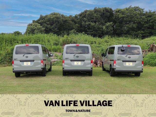 ＮＶ２００バネットワゴン １６Ｘ－２Ｒ　ＶＡＮＬＩＦＥＶＩＬＬＡＧＥ限定色アースグレーカーキ　フロント・リアバンパー・ドアミラー・ドアノブ・リアガーニッシュブラック　オーディオ＆シフトゲートパネル同色カラー　寒冷地電格ミラー　インテリキー（19枚目）