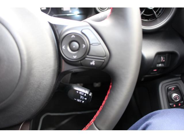 �X�e�A�����O�̍����ɂ̓��[�^�[���̃}���`�C���t�H���[�V�����f�B�X�v���C�̃R���g���[���X�C�b�`�I���ɂ̓N���[�Y�R���g���[���p�̃��o�[������܂�