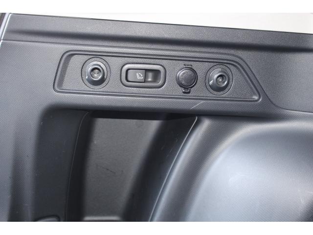 ���Q�b�W�̉E���ɂ̓\�P�b�g�d���𑕔��I�ԍڗ①�ɂ�|�[�^�u���d���̏[�d�ȂǃA�E�g�h�A�ɍ����ƕ֗��ȃ��Q�b�W�d���I