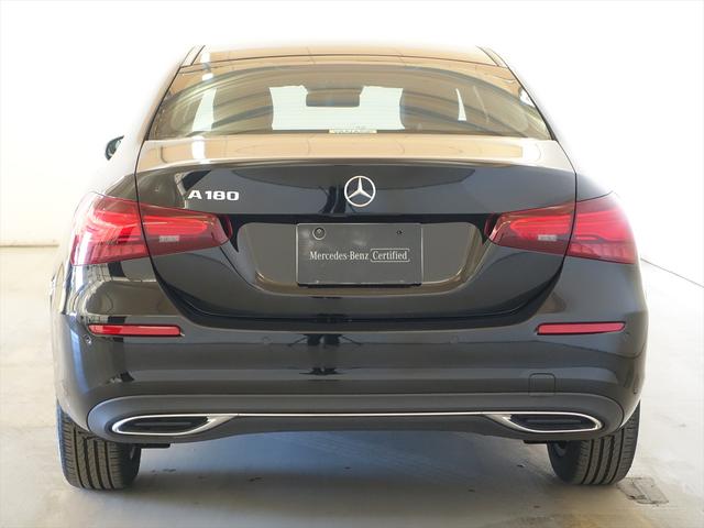 ヤナセの中古車は、すべて第三者検査専門機関（ＡＩＳ）によって、内外装から機関にいたるまで公正かつ厳正に検査されます。検査後、経験豊富なスタッフが、記録簿の確認、ＣＰＵ診断テストなどを実施いたします。