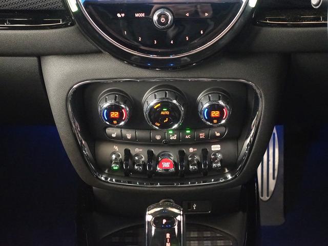 クラブマン ジョンクーパーワークス シートヒーター トランクスルー フロアマット コネクテッド機能 ナビ 音楽プレーヤー接続 Bluetooth接続 ETC LEDヘッドライト バックモニター 盗難防止 衝突被害軽減ブレーキ(15枚目)