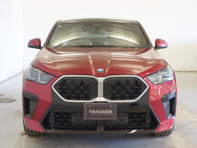 Ｘ２ ｘＤｒｉｖｅ２０ｉ　Ｍスポーツ　シートヒーター　パワーシート　トランクスルー　コネクテッド機能　ナビ　音楽プレーヤー接続　Ｂｌｕｅｔｏｏｔｈ接続　ＥＴＣ　サンルーフ・ガラスルーフ　ＬＥＤヘッドライト　電動リアゲート　全周囲カメラ（2枚目）
