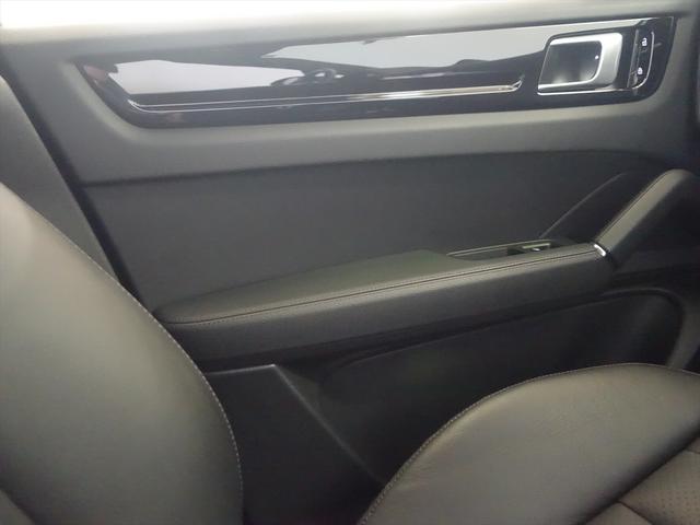 カイエン ベースグレード シートヒーター パワーシート トランクスルー フロアマット ナビ 音楽プレーヤー接続 Bluetooth接続 ETC LEDヘッドライト 電動リアゲート 全周囲カメラ フロントカメラ サイドカメラ(14枚目)