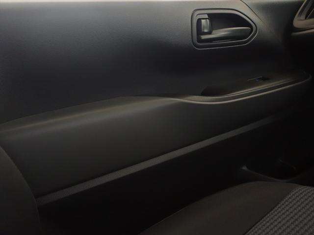 ノア X 3列シート トランクスルー フロアマット 音楽プレーヤー接続 Bluetooth接続 ETC LEDヘッドライト スライドドア バックモニター 盗難防止 衝突被害軽減ブレーキ 横滑り防止装置(14枚目)