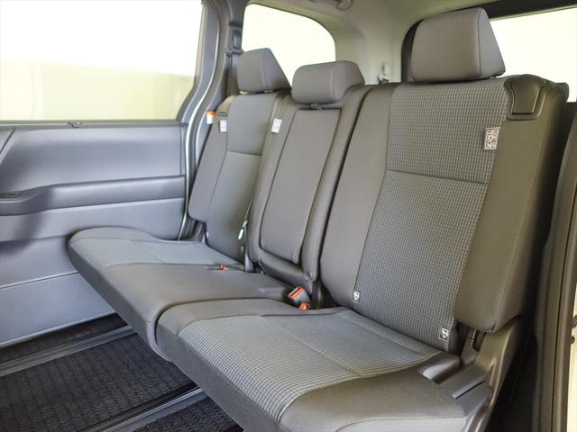 ノア X 3列シート トランクスルー フロアマット 音楽プレーヤー接続 Bluetooth接続 ETC LEDヘッドライト スライドドア バックモニター 盗難防止 衝突被害軽減ブレーキ 横滑り防止装置(22枚目)