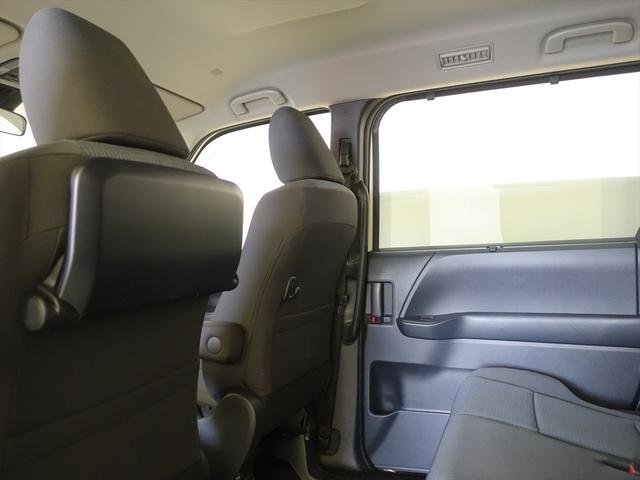 ノア X 3列シート トランクスルー フロアマット 音楽プレーヤー接続 Bluetooth接続 ETC LEDヘッドライト スライドドア バックモニター 盗難防止 衝突被害軽減ブレーキ 横滑り防止装置(23枚目)