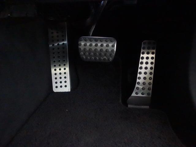 GLC GLC300 4MATIC AMGライン シートヒーター パワーシート トランクスルー フロアマット コネクテッド機能 ナビ 音楽プレーヤー接続 Bluetooth接続 TV ETC サンルーフ・ガラスルーフ LEDヘッドライト(25枚目)