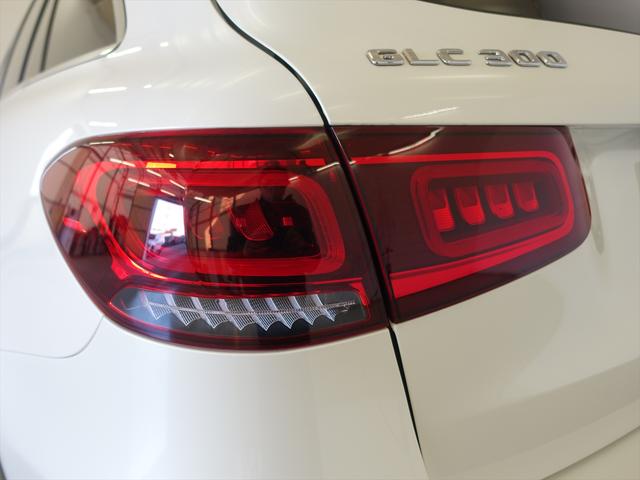 GLC GLC300 4MATIC AMGライン シートヒーター パワーシート トランクスルー フロアマット コネクテッド機能 ナビ 音楽プレーヤー接続 Bluetooth接続 TV ETC サンルーフ・ガラスルーフ LEDヘッドライト(27枚目)