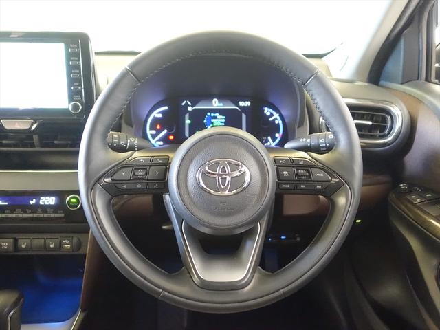 ヤリスクロス ハイブリッド　Ｚ　シートヒーター　トランクスルー　フロアマット　コネクテッド機能　ナビ　音楽プレーヤー接続　Ｂｌｕｅｔｏｏｔｈ接続　ＴＶ　ＥＴＣ　電動リアゲート　全周囲カメラ　フロントカメラ　サイドカメラ（17枚目）