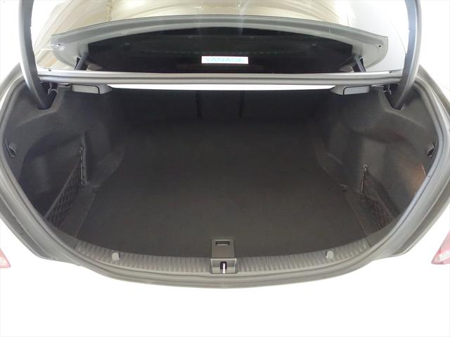 Ｃクラス Ｃ１８０　アバンギャルド　ＡМＧライン　レーダーセーフティパッケージ　ベーシックパッケージ　シートヒーター　パワーシート　トランクスルー　フロアマット　コネクテッド機能　ナビ　音楽プレーヤー接続　Ｂｌｕｅｔｏｏｔｈ接続　ＴＶ　ＥＴＣ（11枚目）