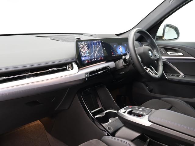 Ｘ１ ｘＤｒｉｖｅ　２０ｄ　Ｍスポーツ　１８インチＡＷ　アクティブクルーズコントロール　ヘッドアップディスプレイ　パドルシフト　全周囲カメラ　前後センサー　アダプティブＬＥＤ　衝突軽減　車線逸脱　ＵＳＢ　コンフォートアクセス　電動リヤゲート（4枚目）