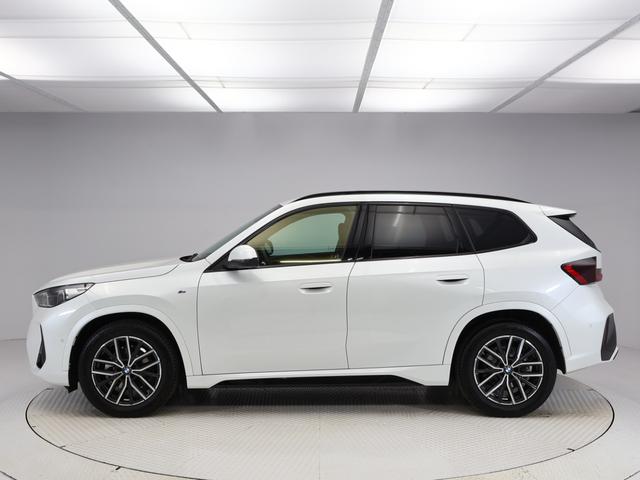 Ｘ１ ｘＤｒｉｖｅ　２０ｄ　Ｍスポーツ　１８インチＡＷ　アクティブクルーズコントロール　ヘッドアップディスプレイ　パドルシフト　全周囲カメラ　前後センサー　アダプティブＬＥＤ　衝突軽減　車線逸脱　ＵＳＢ　コンフォートアクセス　電動リヤゲート（7枚目）