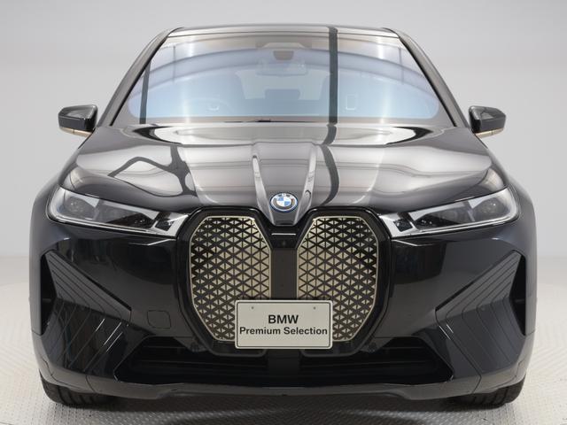 ｉＸ ｘＤｒｉｖｅ　５０　認定中古車　２年保証　２１インチＡＷ　パノラマサンルーフ　レザーシート　Ｈａｒｍａｎ／Ｋａｒｄｏｎ　アクティブクルーズコントロール　ヘッドアップディスプレイアダプティブＬＥＤ　全周囲カメラ　衝突軽減（3枚目）