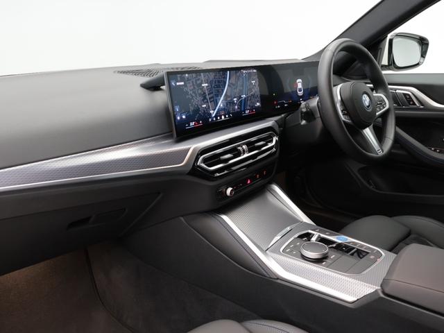 ｉ４ ｅＤｒｉｖｅ　３５　Ｍスポーツ　認定中古車　２年保証　１８インチＡＷ　アクティブクルーズコントロール　リヤカメラ　前後センサー　ＬＥＤ　ヘッドアップディスプレイ　衝突軽減　車線逸脱　フロントシートヒーター　コンフォートアクセス（4枚目）